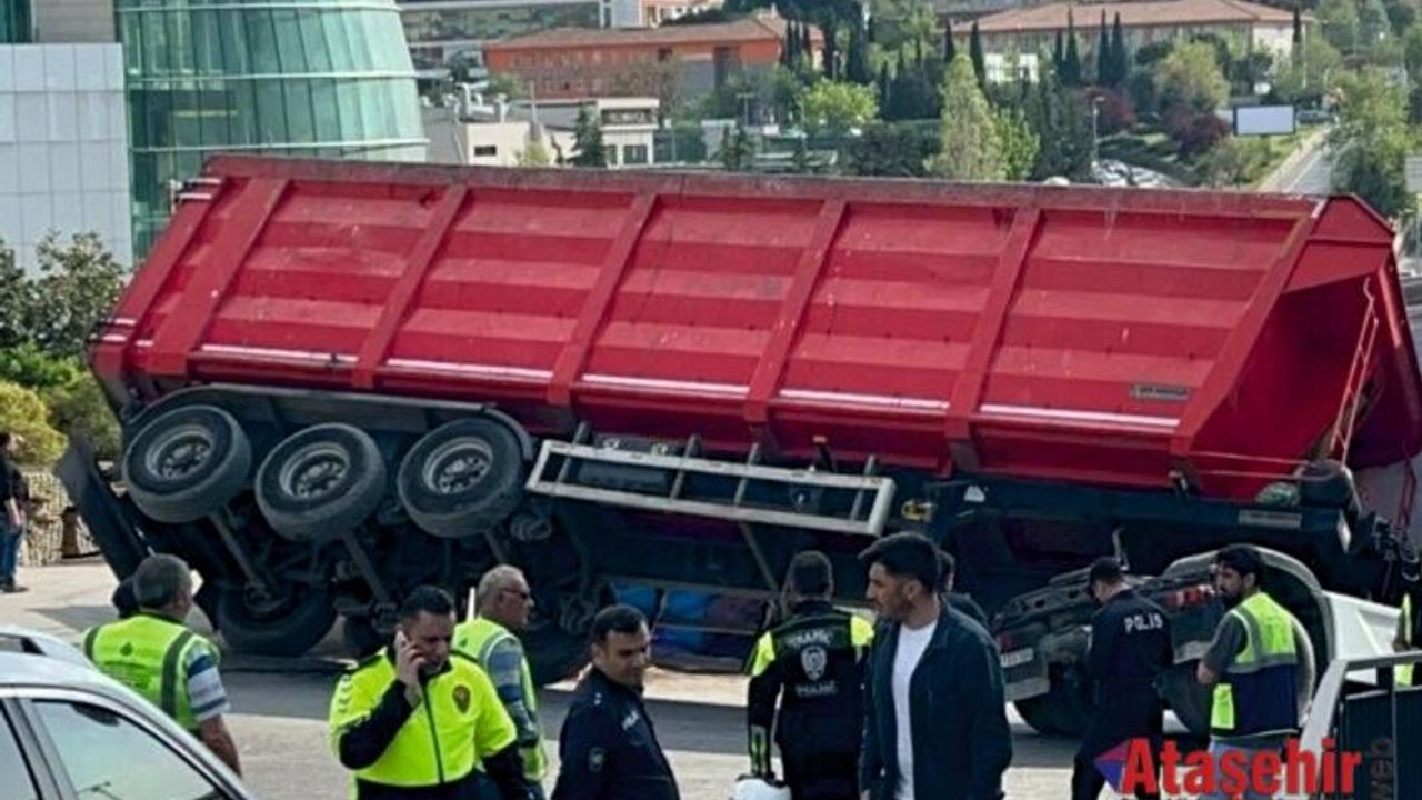 Ataşehir'de Kaza nedeniyle cadde trafiğe kapatıldı