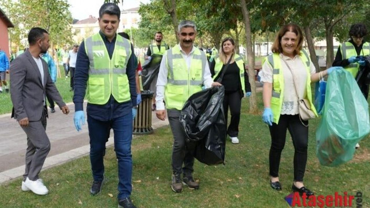 BAŞKAN ADIGÜZEL VE ÇEVRESEVERLER PARKTA BULUŞUP ÇÖPLERİ TOPLADI