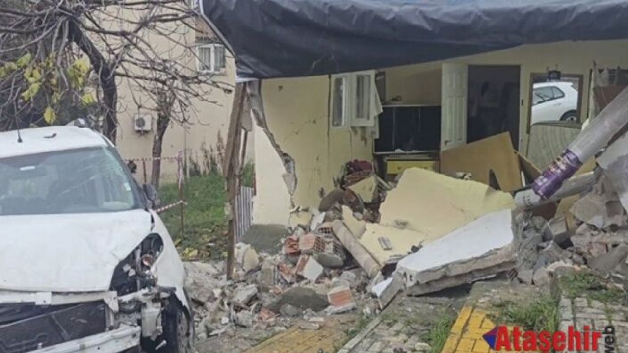 Ataşehir'de araç eve girdi! 3 kişi yaralandı