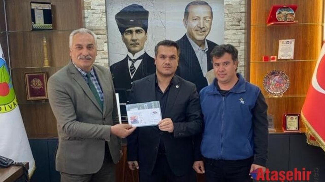 Cumhuriyet’in 100. yılı için yazılan mektup 21 yıl sonra belediye başkanına teslim edildi