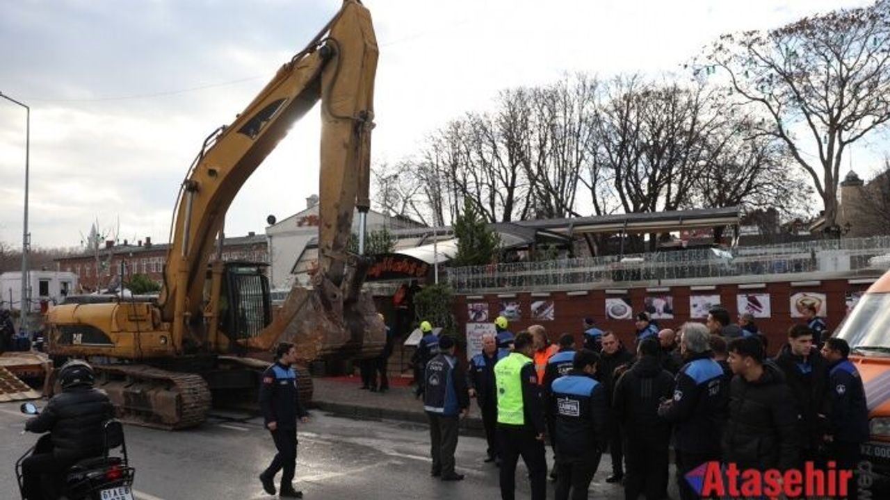 TARİHİ SİRKECİ GARINA KOMŞU KAÇAK KAFE YIKILDI