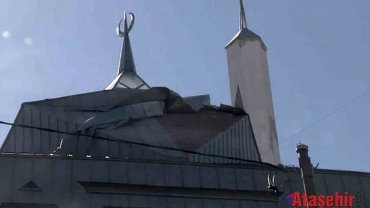 Şiddetli rüzgar, Ataşehir'de caminin kaplamasını söktü