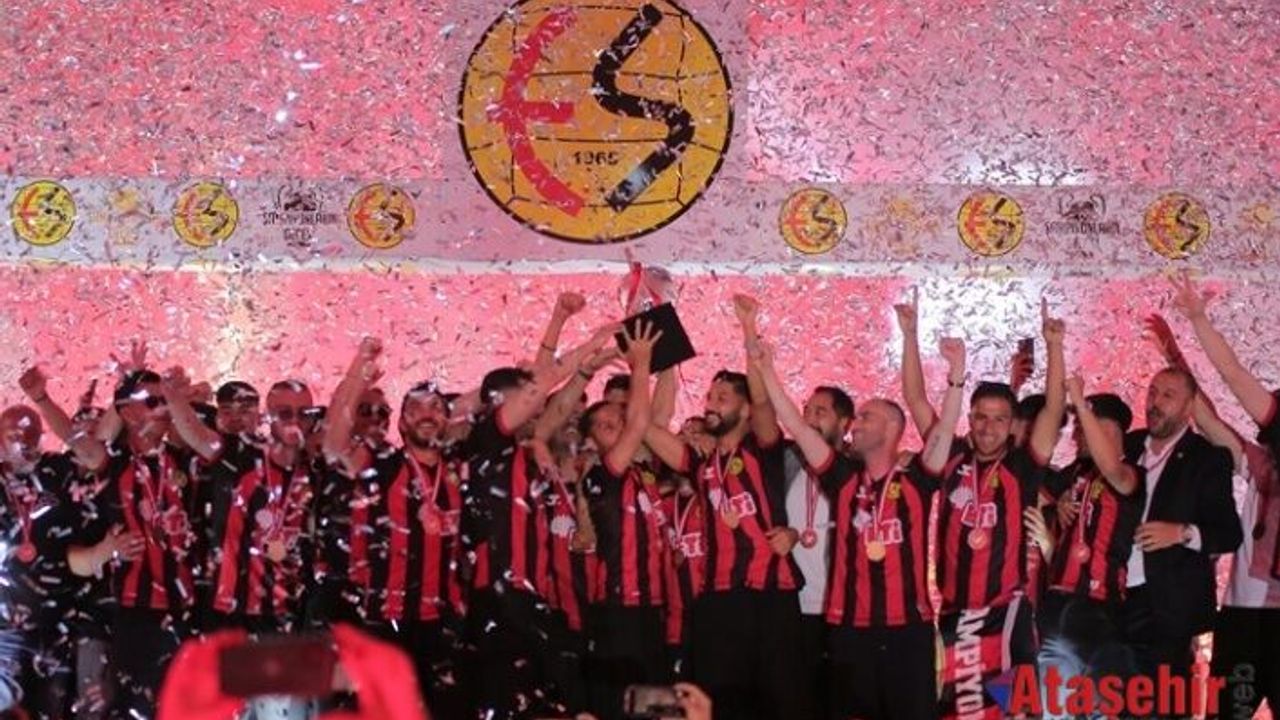 Eskişehirspor Şampiyonluğu Binlerce Taraftarın Katılımıyla Coşkuyla Kutladı