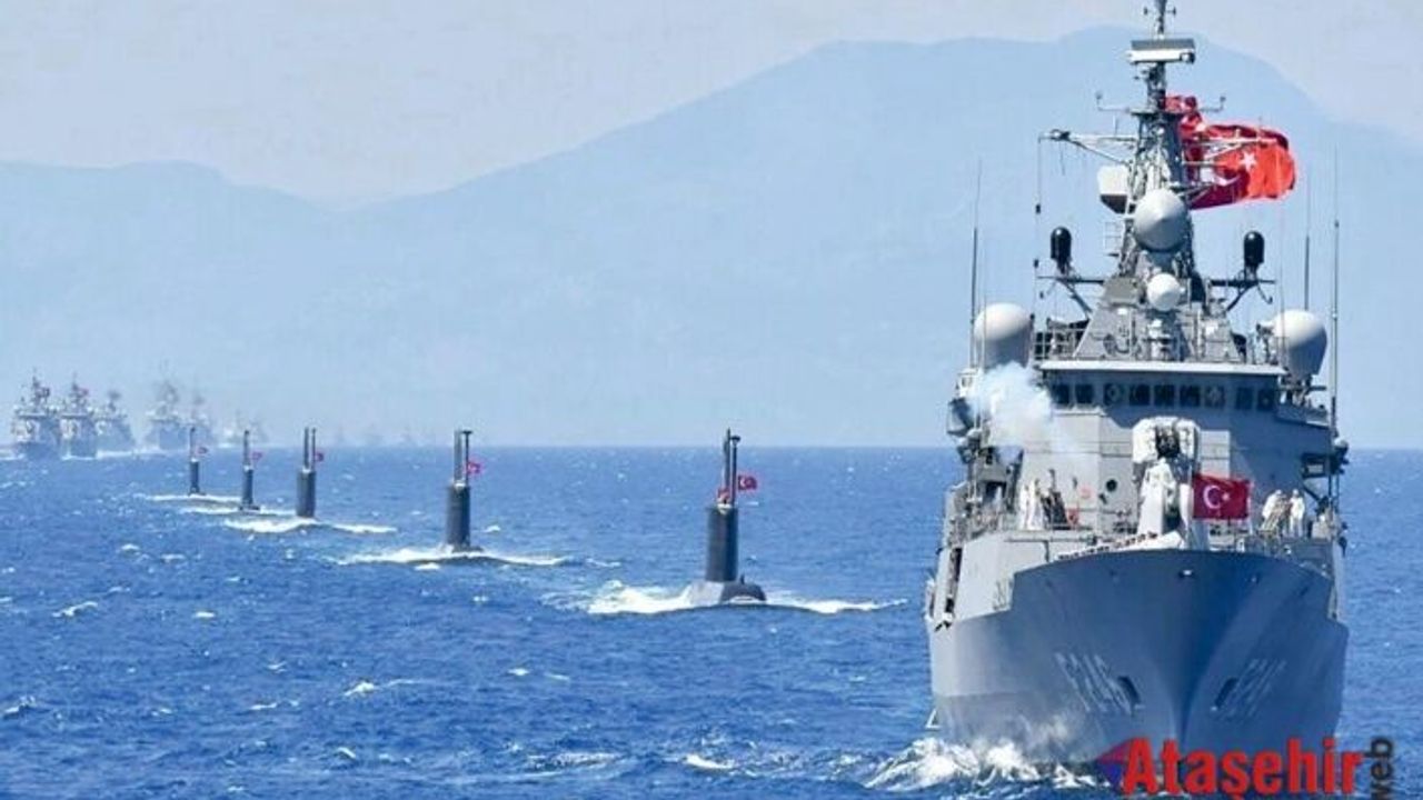 TCG Hızırreis İstanbul Boğazı’nda Halkı Selamlayacak