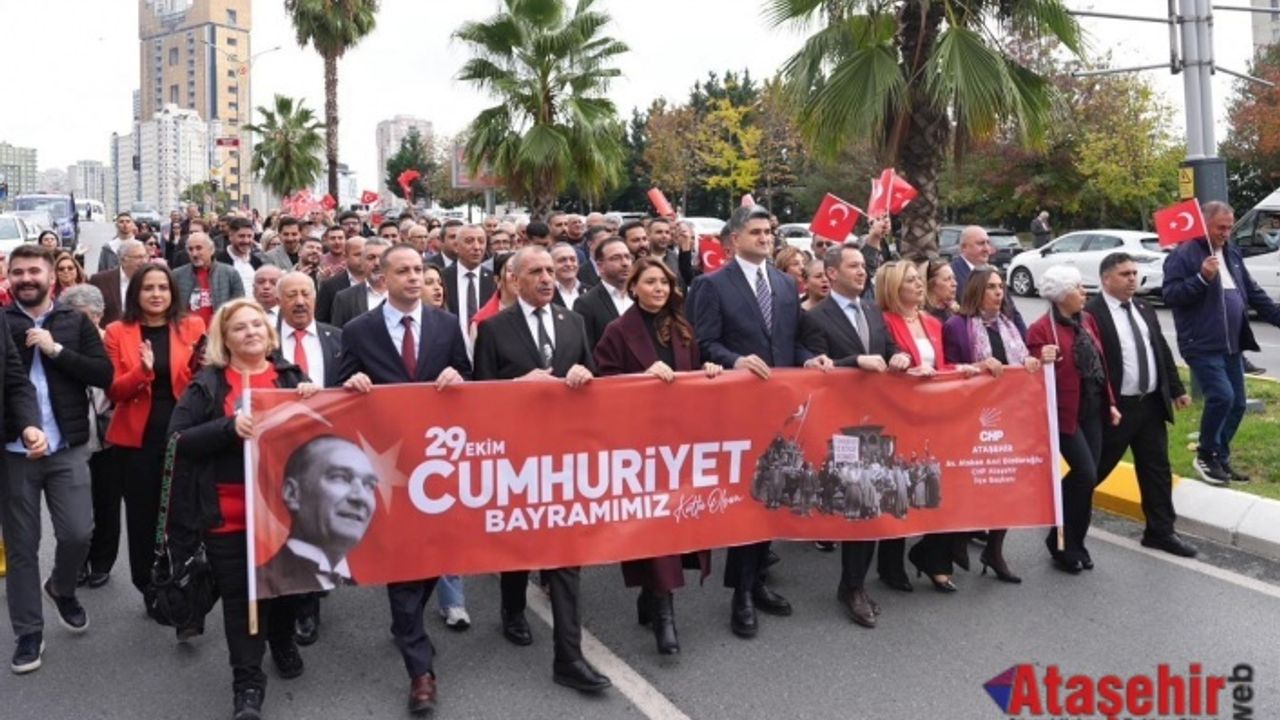 ATAŞEHİR’DE BİNLERCE KİŞİ 29 EKİM COŞKUSUNA ORTAK OLDU: