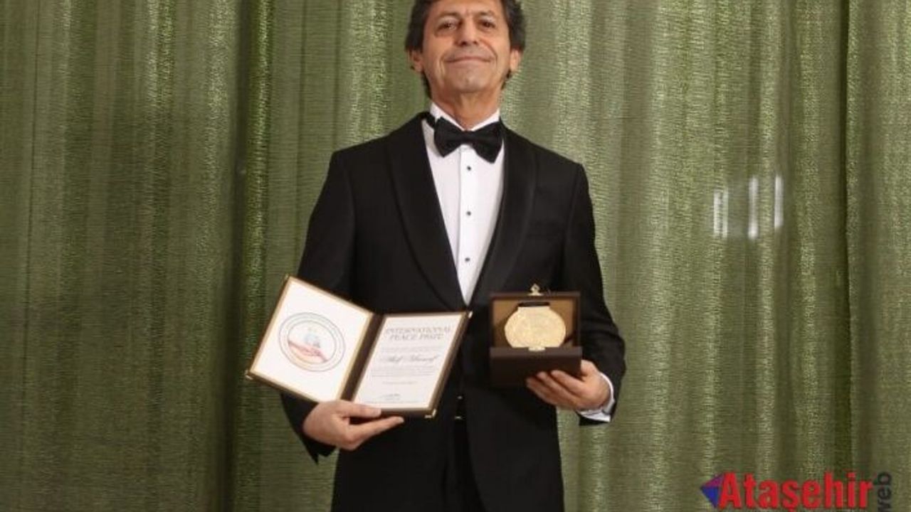 Dünyaca Ünlü Yazar Akif Manaf 2025 Yılı International Peace Prize Ödülü’nü Aldı