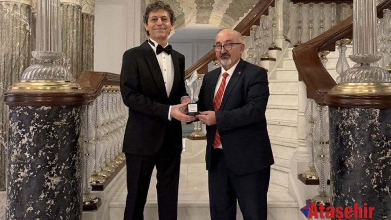 Akif Manaf’a Bir Barış Ödülü Daha: Dünyaca Ünlü Yazar Egeyön Barış Ödülünü Aldı