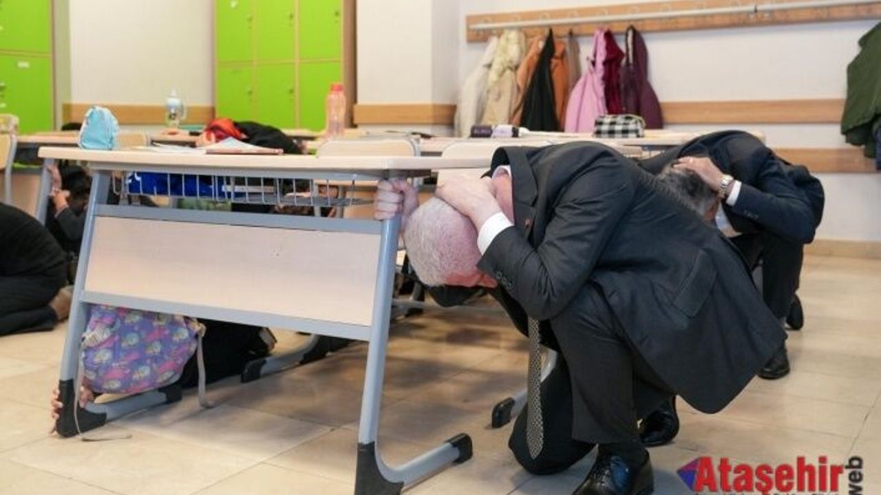 Vali Davut Gül Öğrencilerle Birlikte Deprem Tatbikatına katıldı