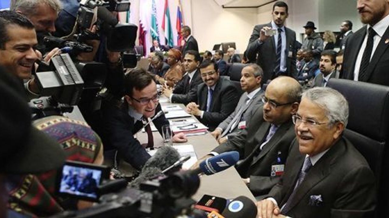 OPEC kotaları korudu, petrol fiyatları ve ruble çöktü