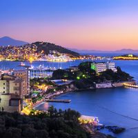 Kuşadasında satılık kiracılı DÜKKAN