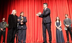 Ataşehir’de Devler Buluşması: İsmail Dümbüllü Ödülü Binnur Kaya’nın Oldu!