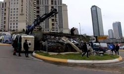 Ataşehir’de Korkutan Kaza: Hurda Yüklü Kamyon Kavşakta Devrildi!