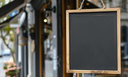 Antalya Güneşine Meydan Okuyan Solmaz ve Uzun Ömürlü Antalya Tabela Malzemeleri