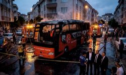 Ataşehir’de MHP’nin Seçim Otobüsü Alev Alev Yandı