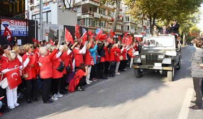 KADIKÖY’DE KLASİK OTOMOBİLLİ RESMİ GEÇİT TÖRENİ