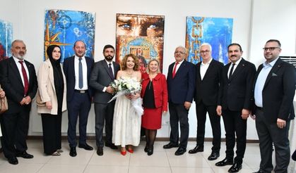 Ressam Ayşen Can’ın “Mavi Seyir” adını taşıyan yeni sergisi sanatseverlerle buluştu