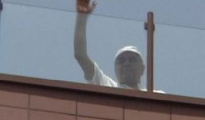 İbrahim Tatlıses hastane terasından el salladı