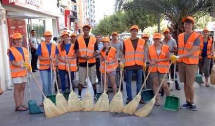 ABD’Lİ ÖĞRENCİLERİN KADIKÖY’DE TEMİZLİK MESAİSİ “İNGİLİZCE BİLEN ÇÖPÇÜLER