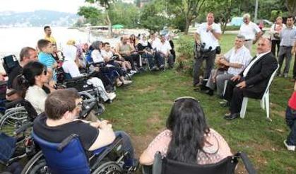 ENGELLİLERE AÇIK HAVADA MÜZİK DERSİ