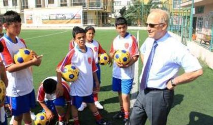 Gece Atık Gündüz Top Peşinde Koşuyorlar