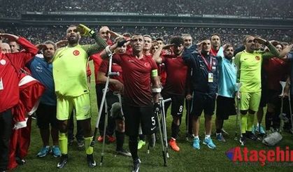 Ağaoğlu, Ampute Milli Futbol Takımı oyuncularına ev hediye etti