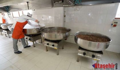 ÜSKÜDAR’DA DEV KAZANLAR 30 BİN KİŞİYE SICAK YEMEK İÇİN KAYNIYOR