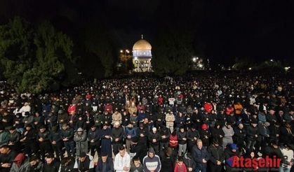 Mescid-i Aksa’da 90 bin kişi teravih namazı kıldı