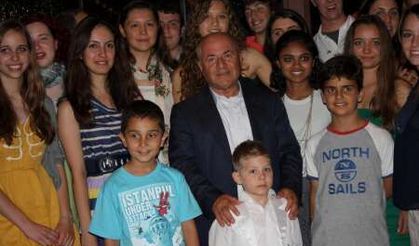 ABD’Lİ ÖĞRENCİLER KADIKÖY’DE MİSAFİR OLACAĞI TÜRK AİLELERİ İLE BULUŞUTU 