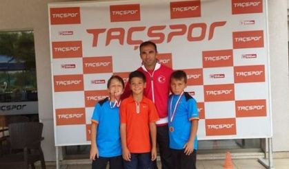 Küçük tenisçiler madalyaları topladı