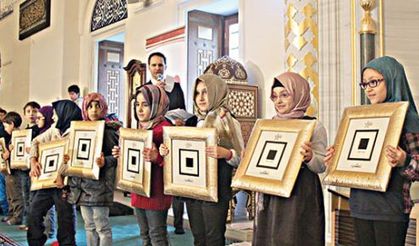 Namaz’da buluşan miniklere Kâbe örtüsü