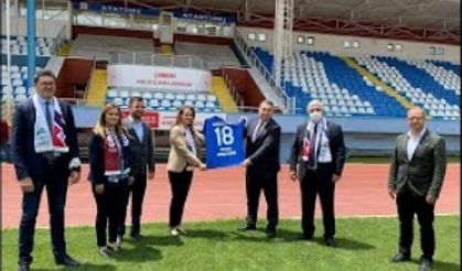 1074 Çankırıspor Bşk. Barbaros Özdemir İst. Milletvekili Gamze A. İlgezdi'ye forma hediye etti