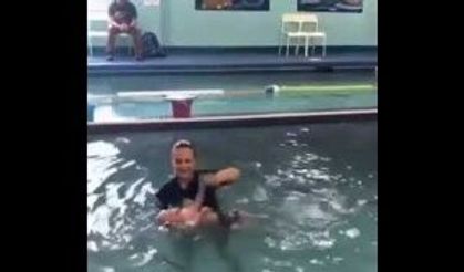 Bebek Yüzme Öğreniyor