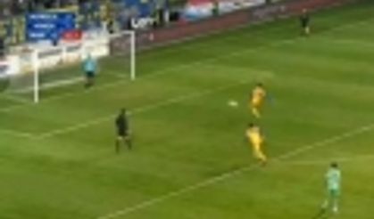 İŞTE FUTBOL TARİHİNE GEÇEN KALECİ