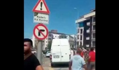 Yangınla mücadele eden ekiplere su taşıyan vatandaşlar