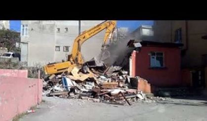 Yenisahra Mahallesinde, DKY İnşaat, Riskli gecekondunun yıkımını gerçekleştiriyor 4