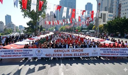 Ataşehir’de 19 Mayıs Coşkusu: “100 Metrelik Bayrakla Yürüdüler”