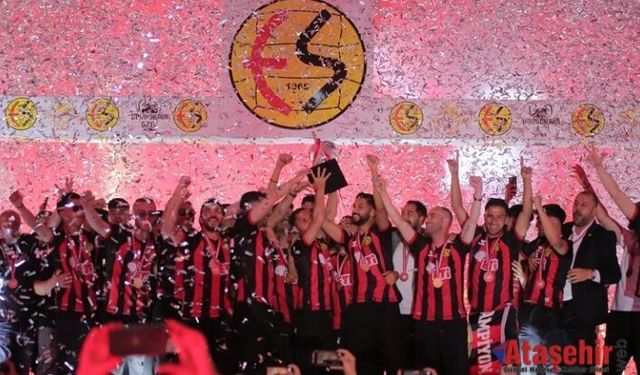 Eskişehirspor Şampiyonluğu Binlerce Taraftarın Katılımıyla Coşkuyla Kutladı