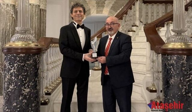 Akif Manaf’a Bir Barış Ödülü Daha: Dünyaca Ünlü Yazar Egeyön Barış Ödülünü Aldı