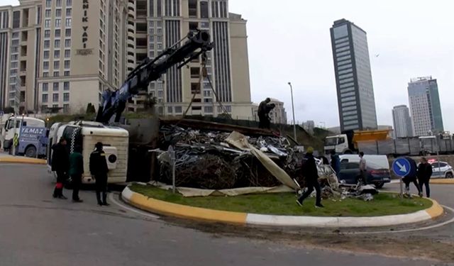 Ataşehir’de Korkutan Kaza: Hurda Yüklü Kamyon Kavşakta Devrildi!