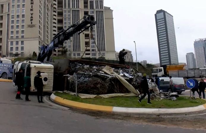 Ataşehir’de Korkutan Kaza: Hurda Yüklü Kamyon Kavşakta Devrildi!