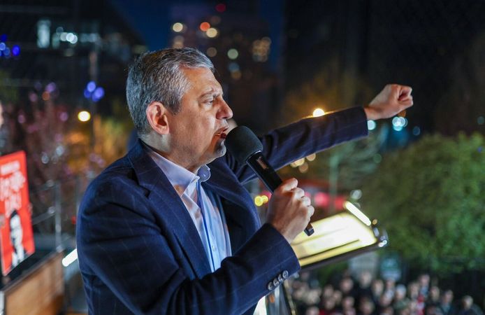 Ataşehir’de Tarihi Buluşma: Özgür Özel "Siyasi Kumpas"a Karşı Meydan Okudu!