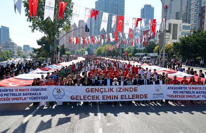 Ataşehir’de 19 Mayıs Coşkusu: “100 Metrelik Bayrakla Yürüdüler”