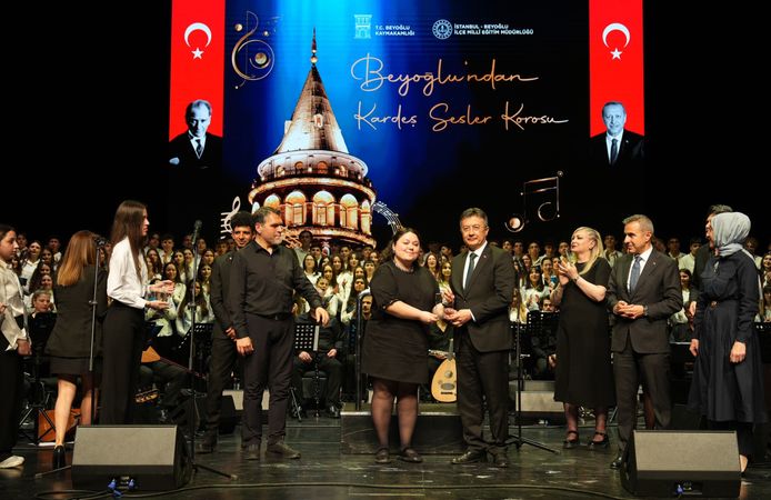 Beyoğlu’nda 13 Dilde Dostluk Ezgileri