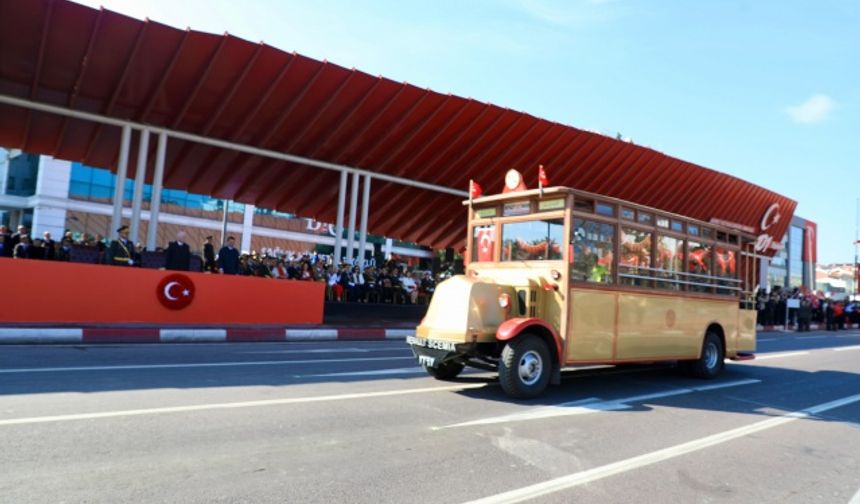 CUMHURİYETİN 100 YILINA TANIK İETT OTOBÜSLERİNDEN NOSTALJİK GEÇİT