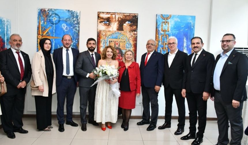 Ressam Ayşen Can’ın “Mavi Seyir” adını taşıyan yeni sergisi sanatseverlerle buluştu