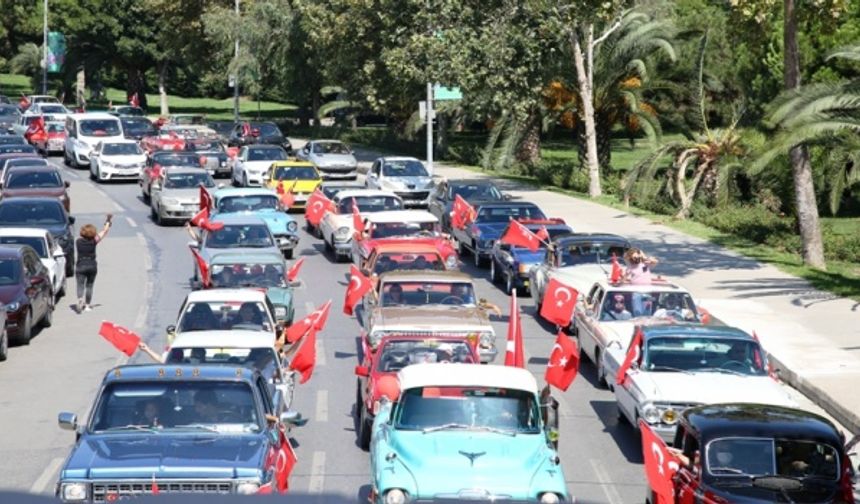 KADIKÖY’DE ZAFER BAYRAMI COŞKUSU: KLASİK OTOMOBİLLERLE ZAFER TURU ATTILAR