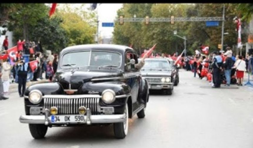 KADIKÖY’DE KLASİK OTOMOBİLLERDEN CUMHURİYET KONVOYU