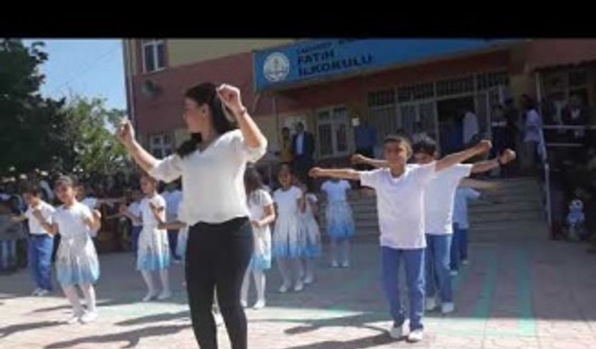 Öğrenciler, Erik Dalı oynuyor