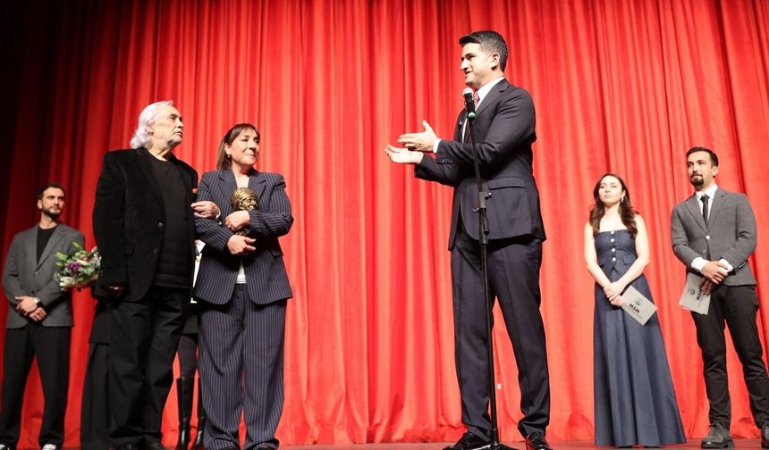 Ataşehir’de Devler Buluşması: İsmail Dümbüllü Ödülü Binnur Kaya’nın Oldu!