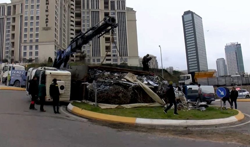 Ataşehir’de Korkutan Kaza: Hurda Yüklü Kamyon Kavşakta Devrildi!
